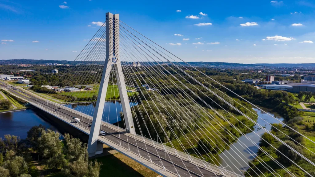 Panorama Rzeszowa o zachodzie słońca z widokiem na pomnik Czynu Rewolucyjnego, reprezentująca lokalizację wypożyczalni samochodów sportowych Project Cars.
